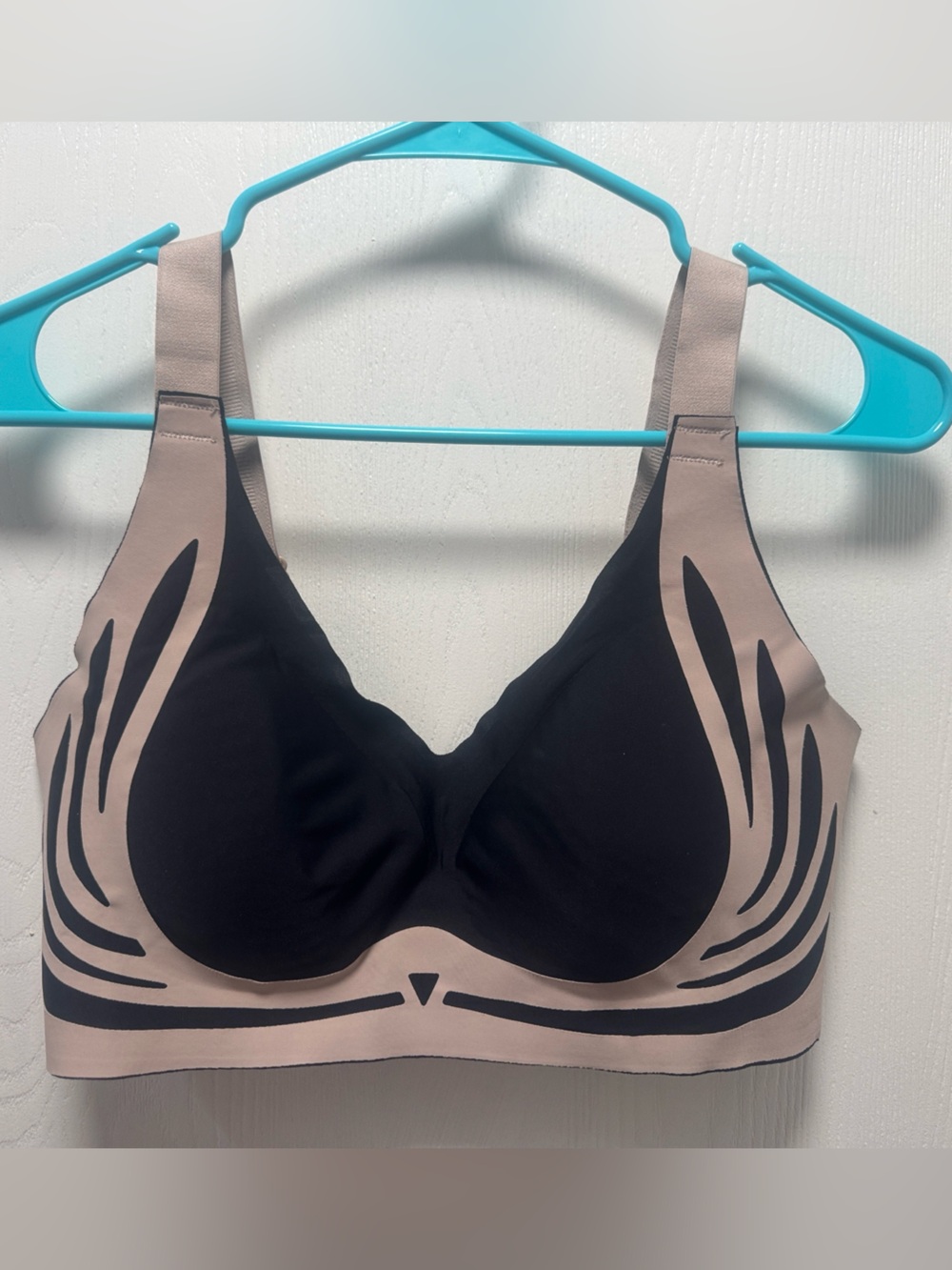 Black & Beige Wireless Contour Sports Bra